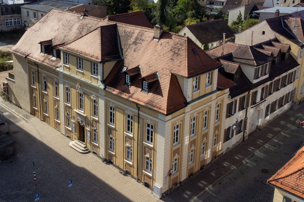 Außenansicht der Praxis am Karlsplatz 8 in Ansbach